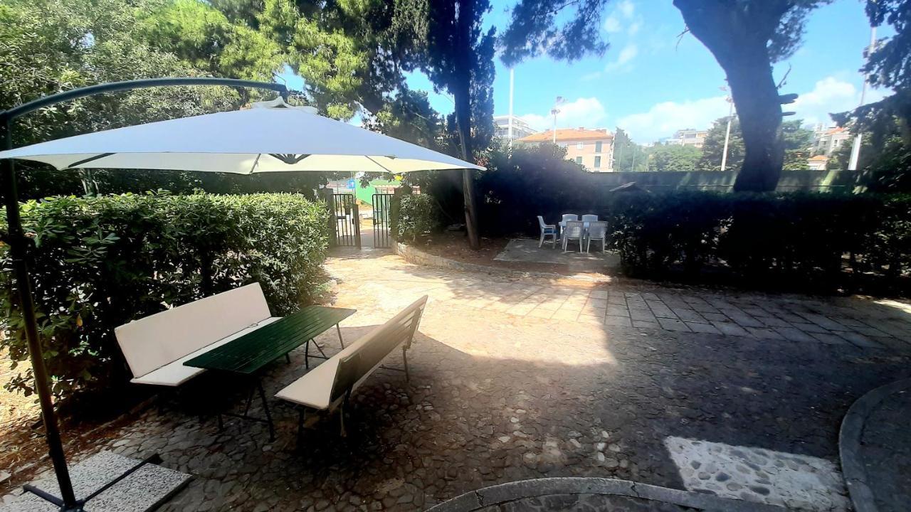 Old Captain'S Apartments - In A Pine Wood By The Sea And Tennis Courts Split Kültér fotó